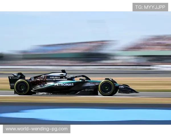 梅赛德斯车队引领新赛季风潮，F1赛场激烈竞争升级
